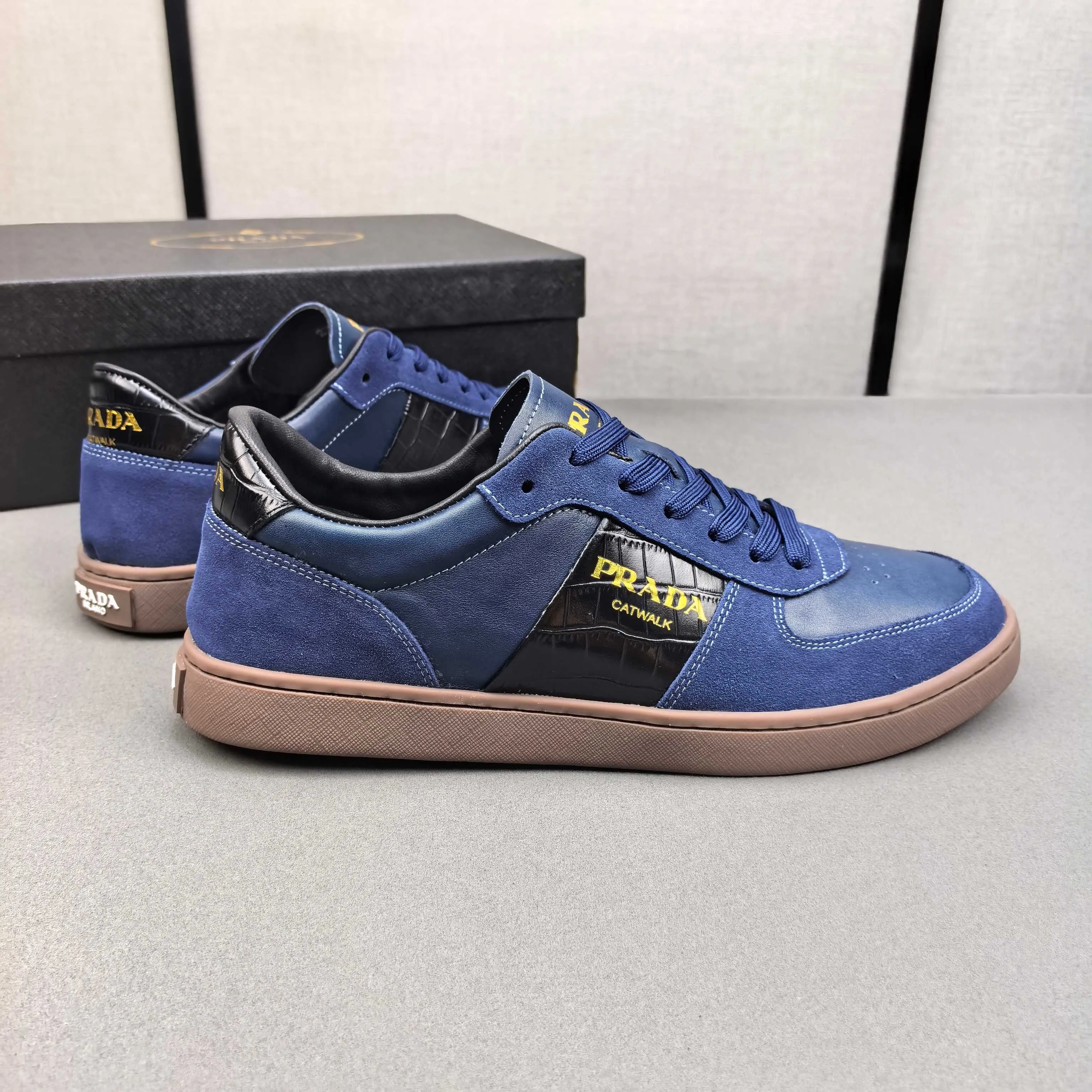 PP420❣️❣️❣️Prada set off the audience! Prada, an international brand that is constantly innovating, this men's casual shoe, the original version, made of cowhide leather at a ratio of one to one at the store, with leather feet and rubber non-slip outsole, breathable and comfortable, quality speaks for itself👄38-44